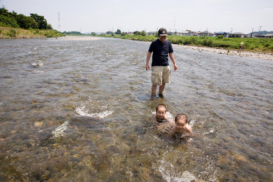 水清き浅川を上るのは鮎