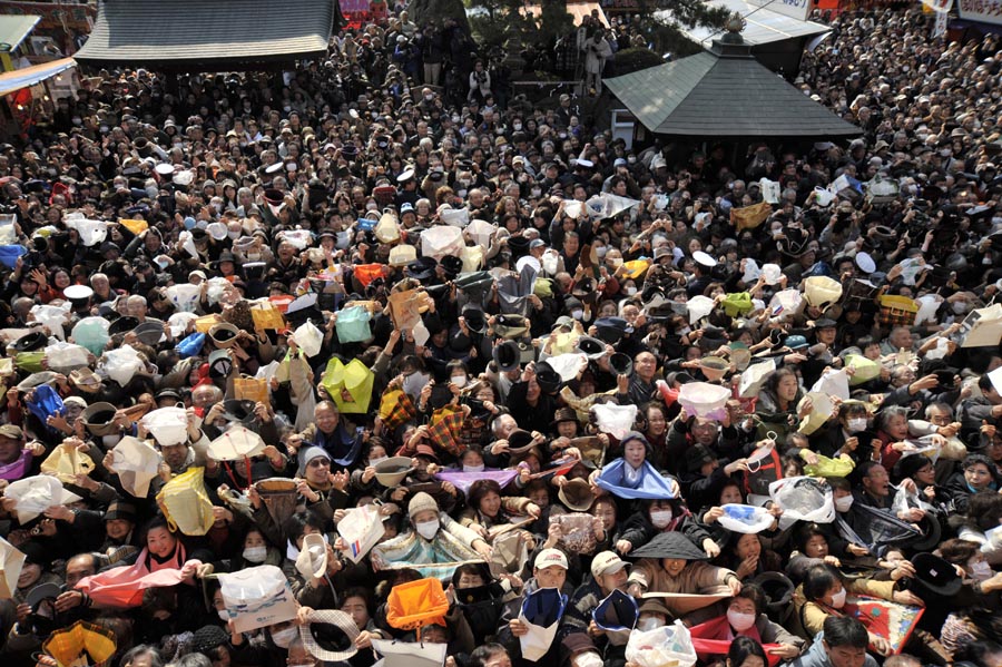 高幡不動尊の豆まき式