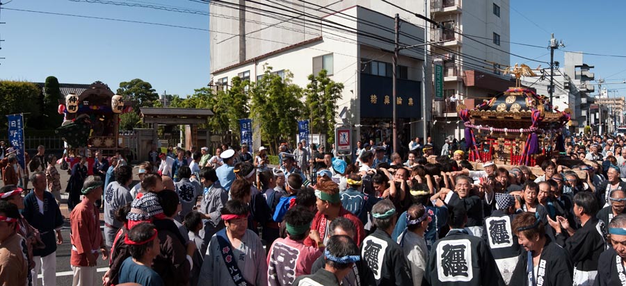 日野のまちに神輿がくり出す