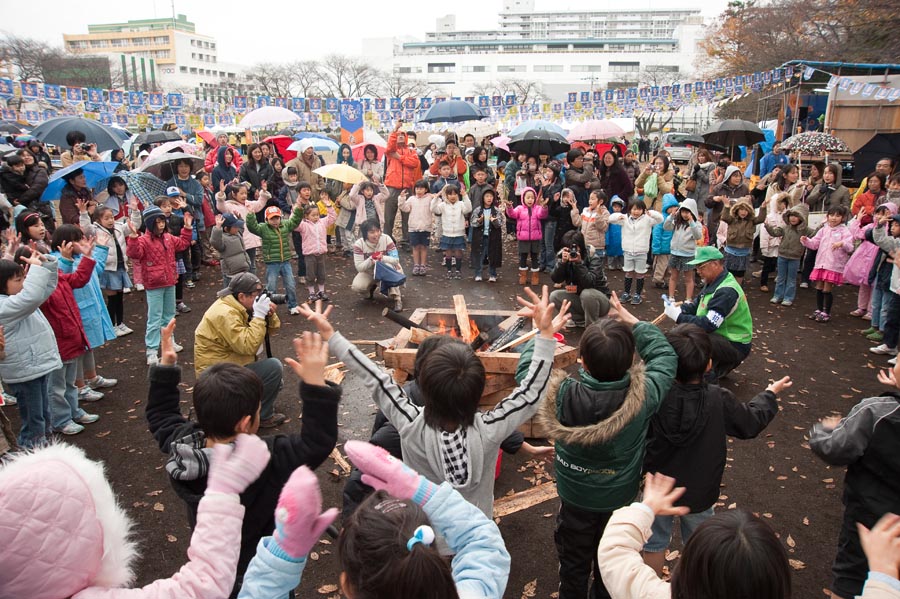 今年は残念、雨がシトシトたき火祭