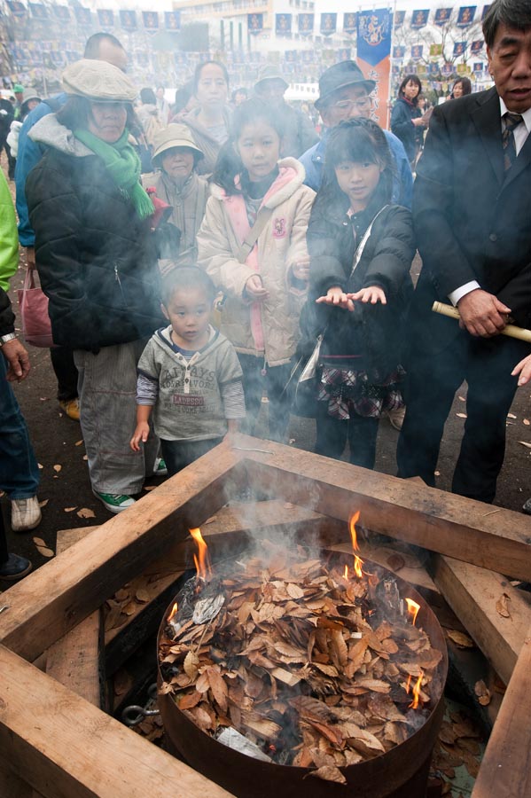 今年は残念、雨がシトシトたき火祭