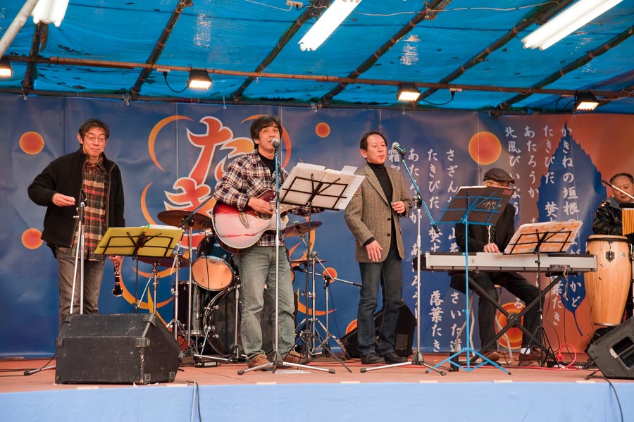 今年は残念、雨がシトシトたき火祭