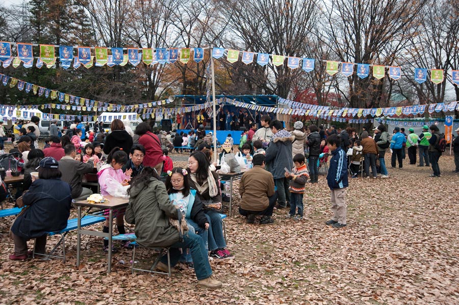 今年は残念、雨がシトシトたき火祭