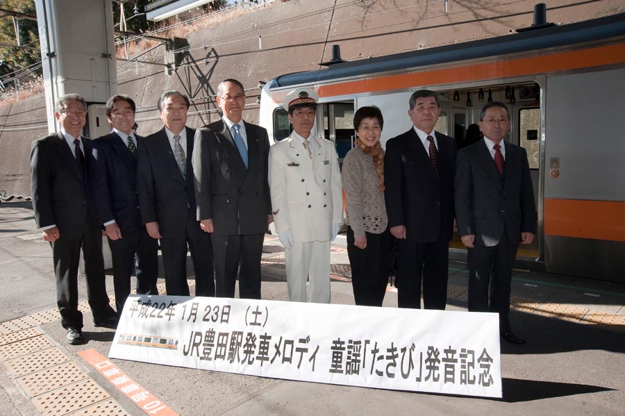 「かきねのかきねのまがりかど」.電車が出発、豊田駅