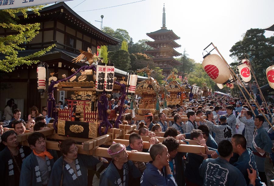 稚児行列は雨で残念、高幡不動尊春季大祭国宝まつり