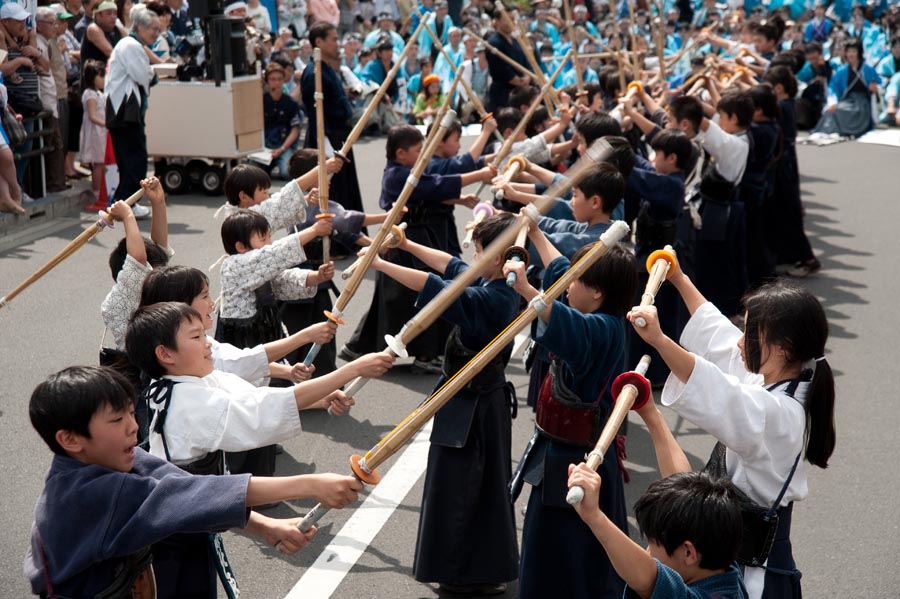 新緑に浅葱色が映えたパレード、第13回「ひの新選組まつり」晴れ姿