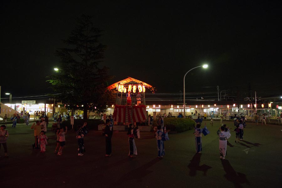 踊る駅前ロータリー