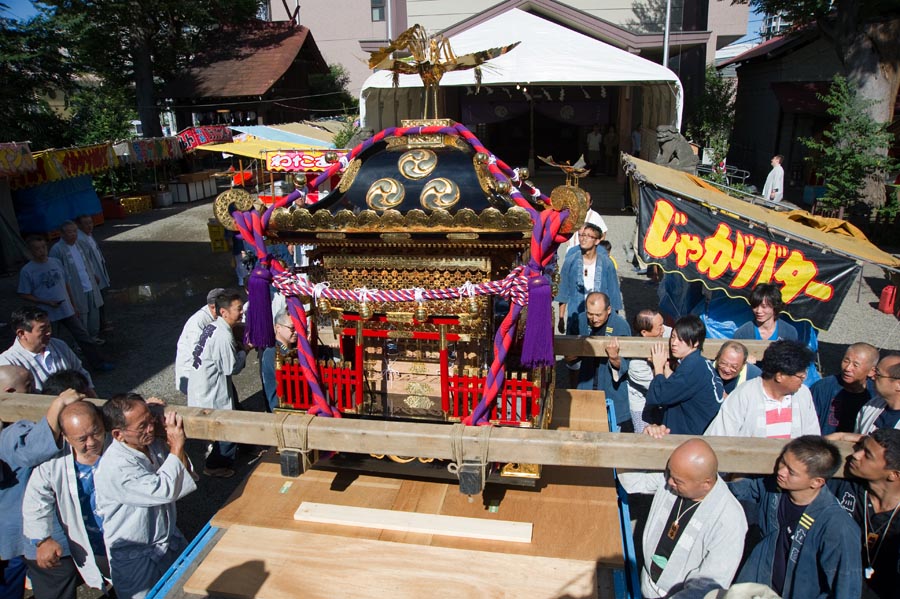 今年は特別、八坂のお神輿は韋駄天走り