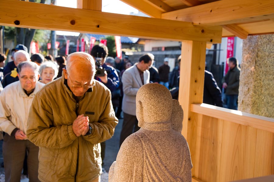 日野宿で「けんころ地蔵」開眼