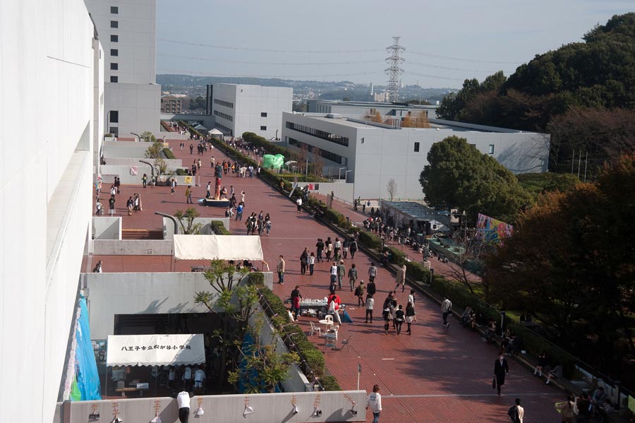 日野におなじみの大学で学園祭開催