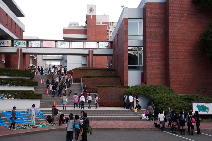 日野におなじみの大学で学園祭開催