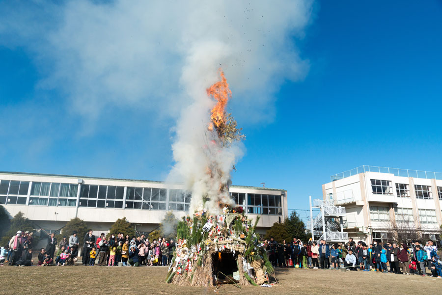 日野の各地でどんど焼き開催