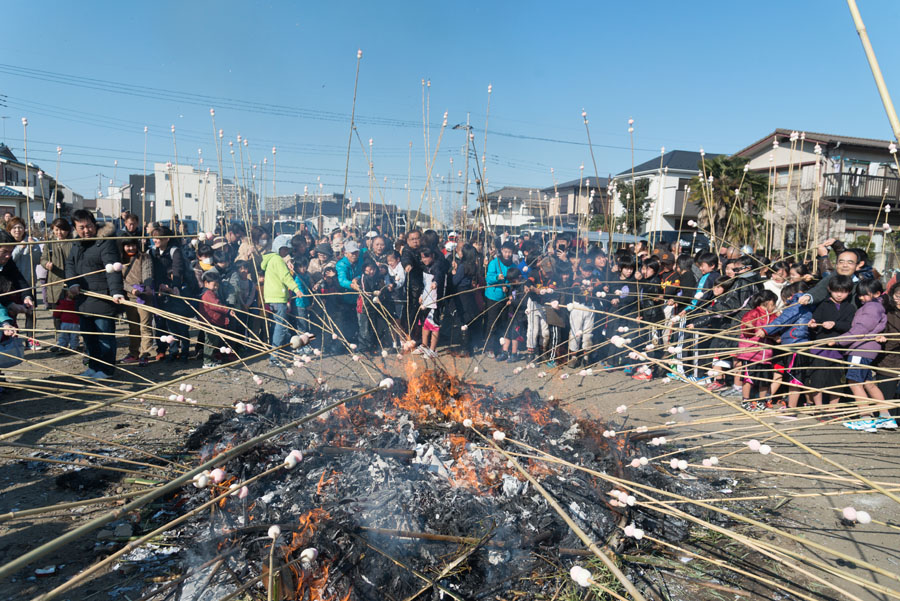 日野の各地でどんど焼き開催