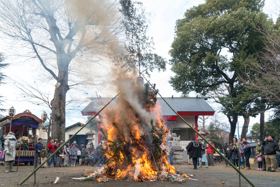 日野の各地でどんど焼き開催