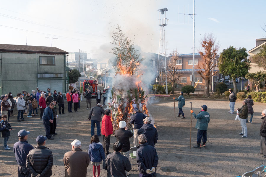 日野の各地でどんど焼き開催