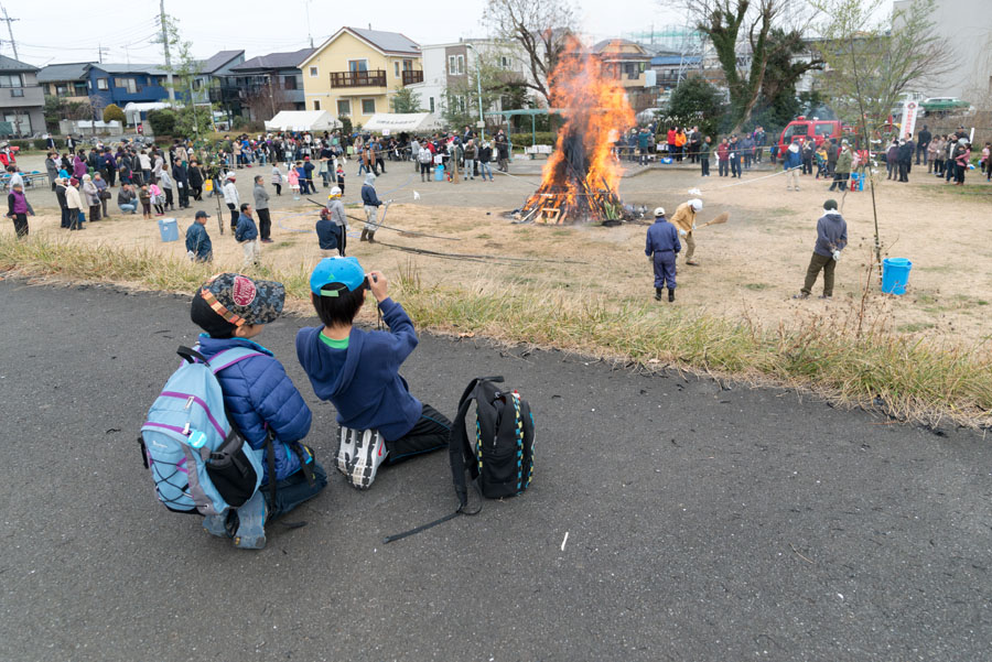 日野の各地でどんど焼き開催