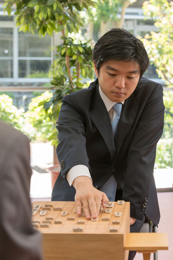 プロ棋士・村山慈明七段が日野市 にやってくる～15人と多面指し