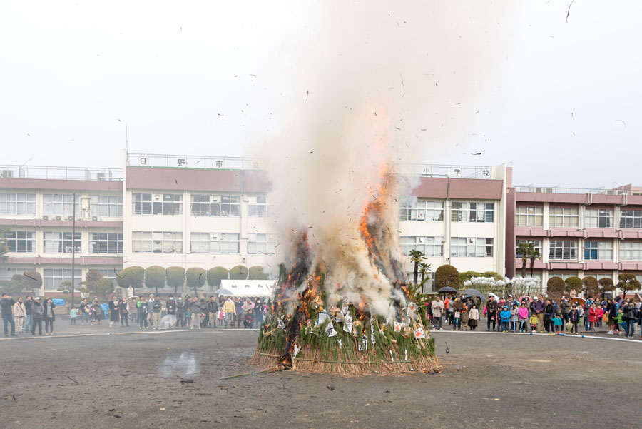 日野の各地でどんど焼き開催