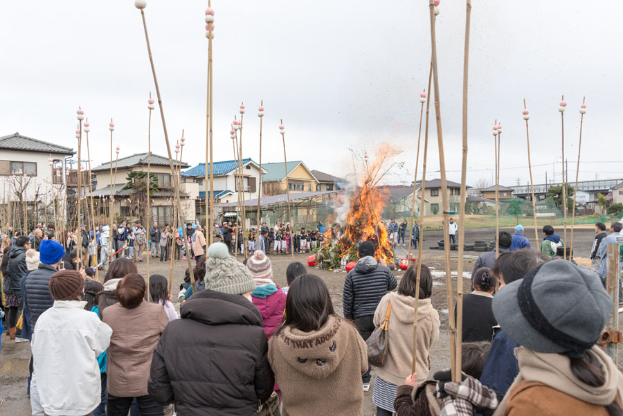 日野の各地でどんど焼き開催