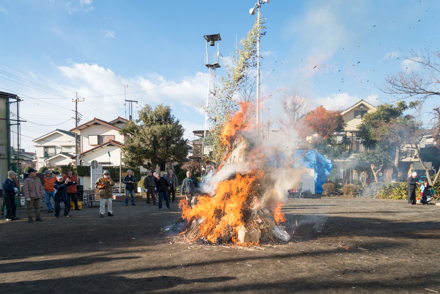 日野の各地でどんど焼き開催