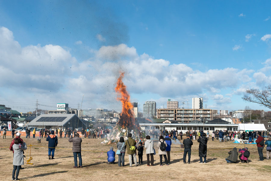 日野の各地でどんど焼き開催