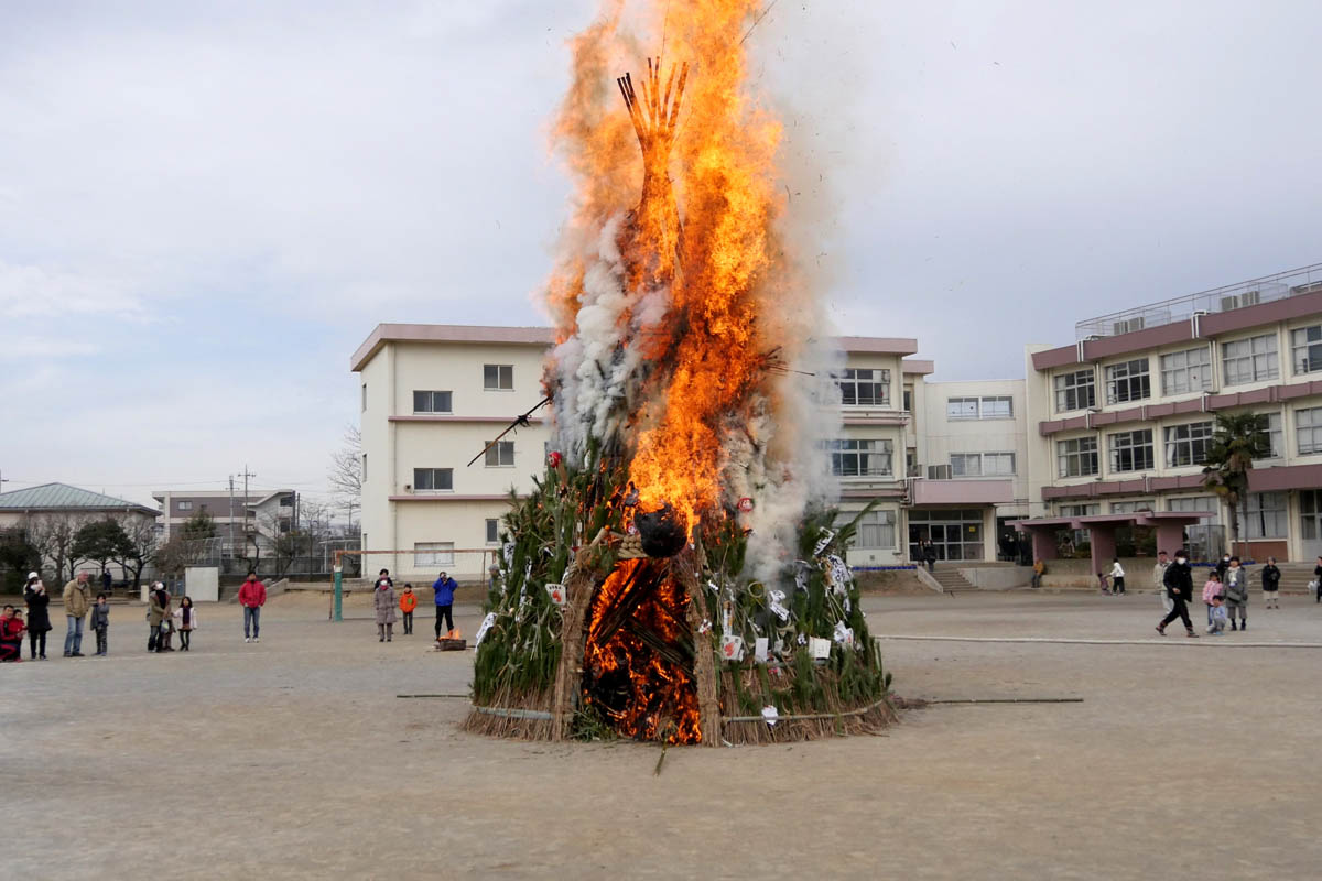 日野の各地でどんど焼き開催