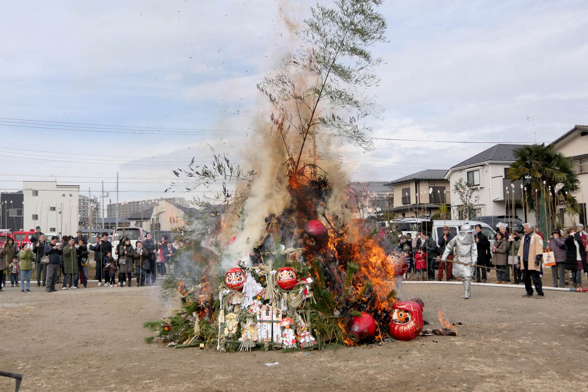 日野の各地でどんど焼き開催