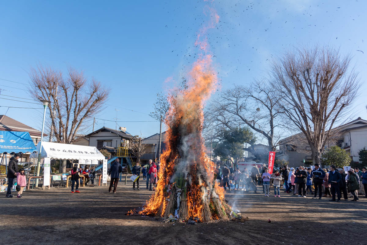 日野の各地でどんど焼き開催