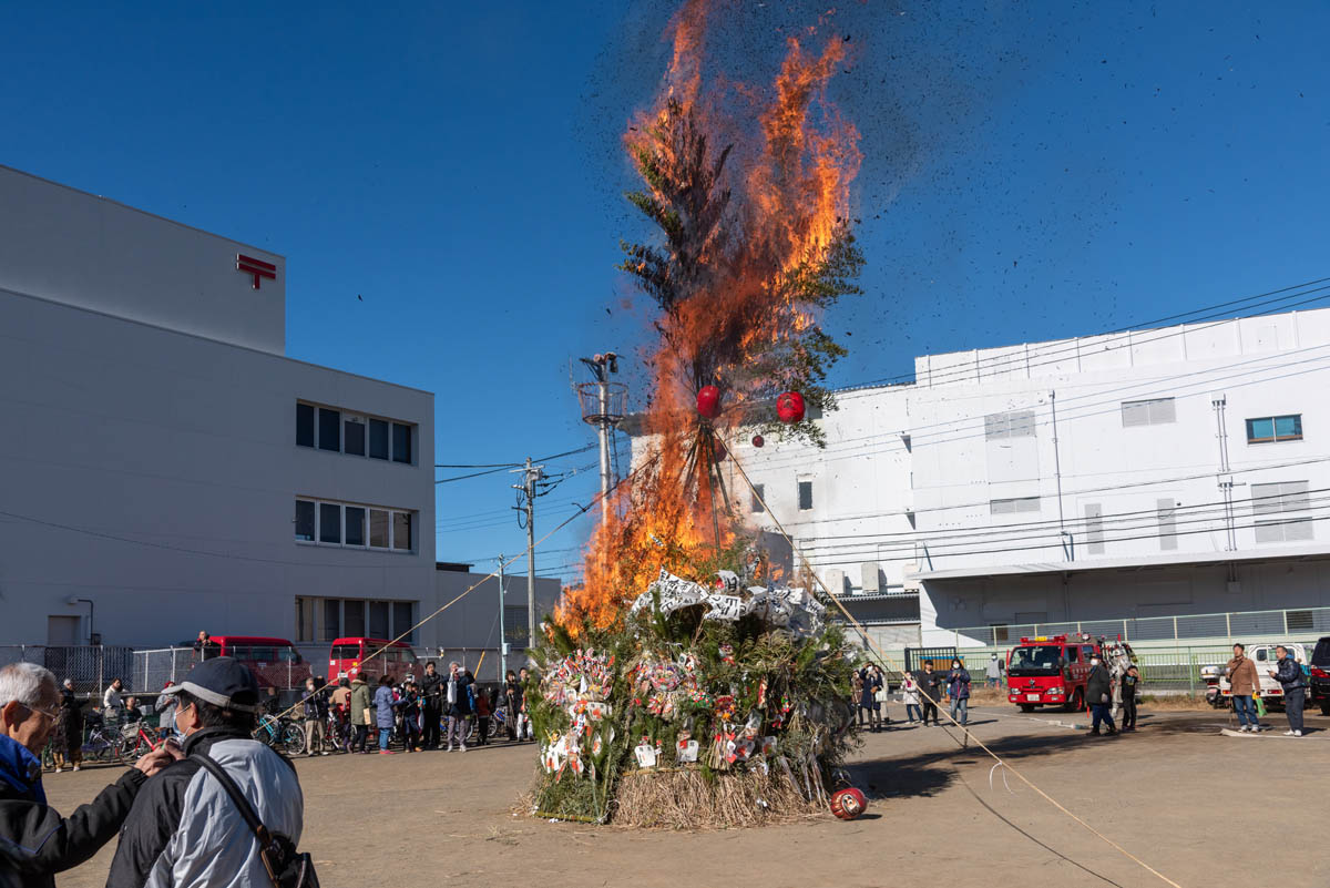 日野の各地でどんど焼き開催