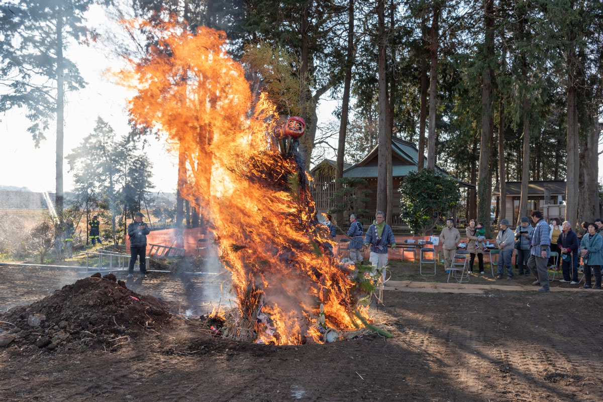 日野の各地でどんど焼き開催