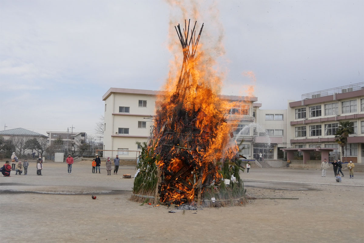 日野の各地でどんど焼き開催