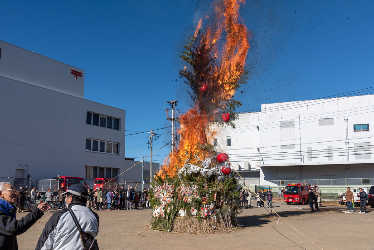 日野の各地でどんど焼き開催