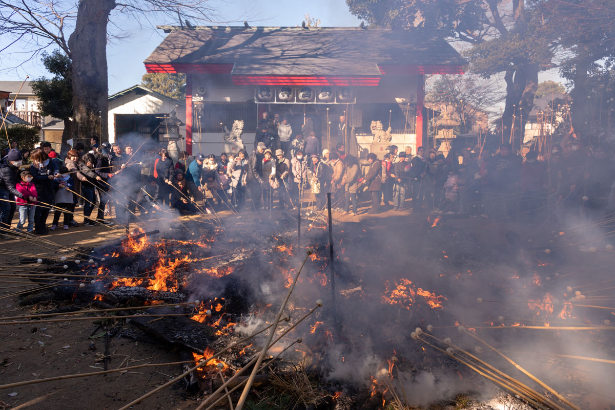 日野の各地でどんど焼き開催