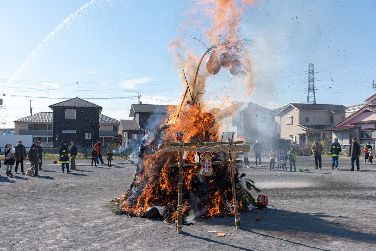 日野の各地でどんど焼き開催