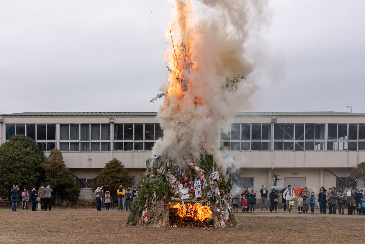 日野の各地でどんど焼き開催