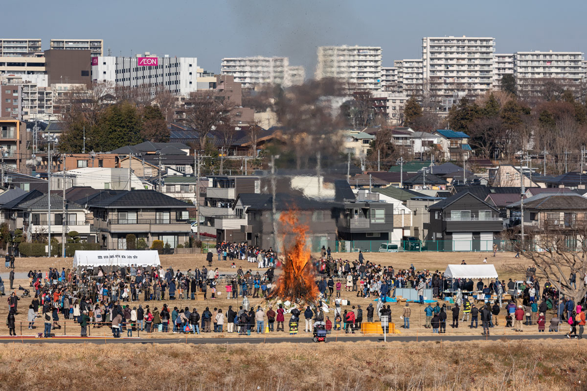 日野の各地でどんど焼き開催