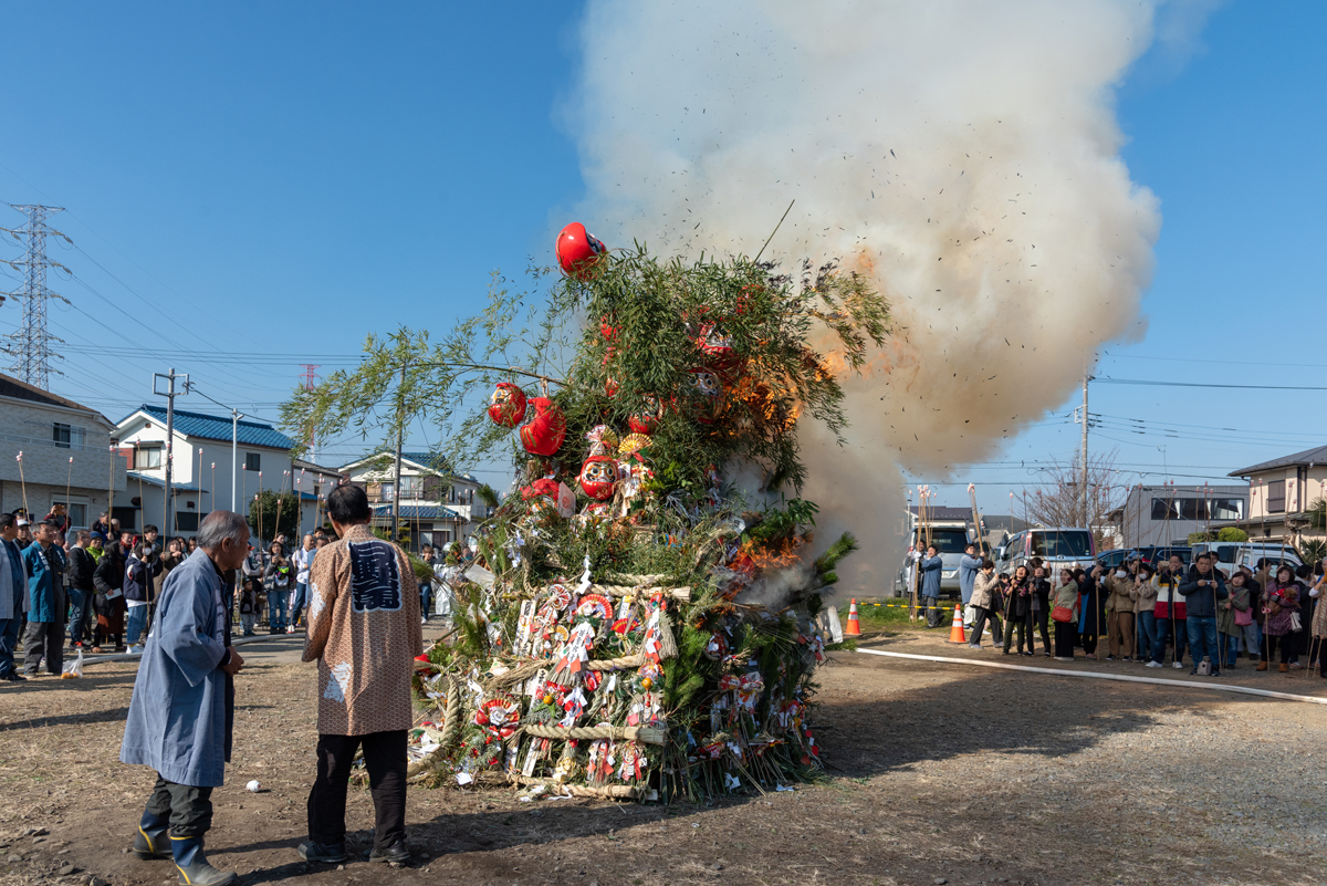 日野の各地でどんど焼き開催