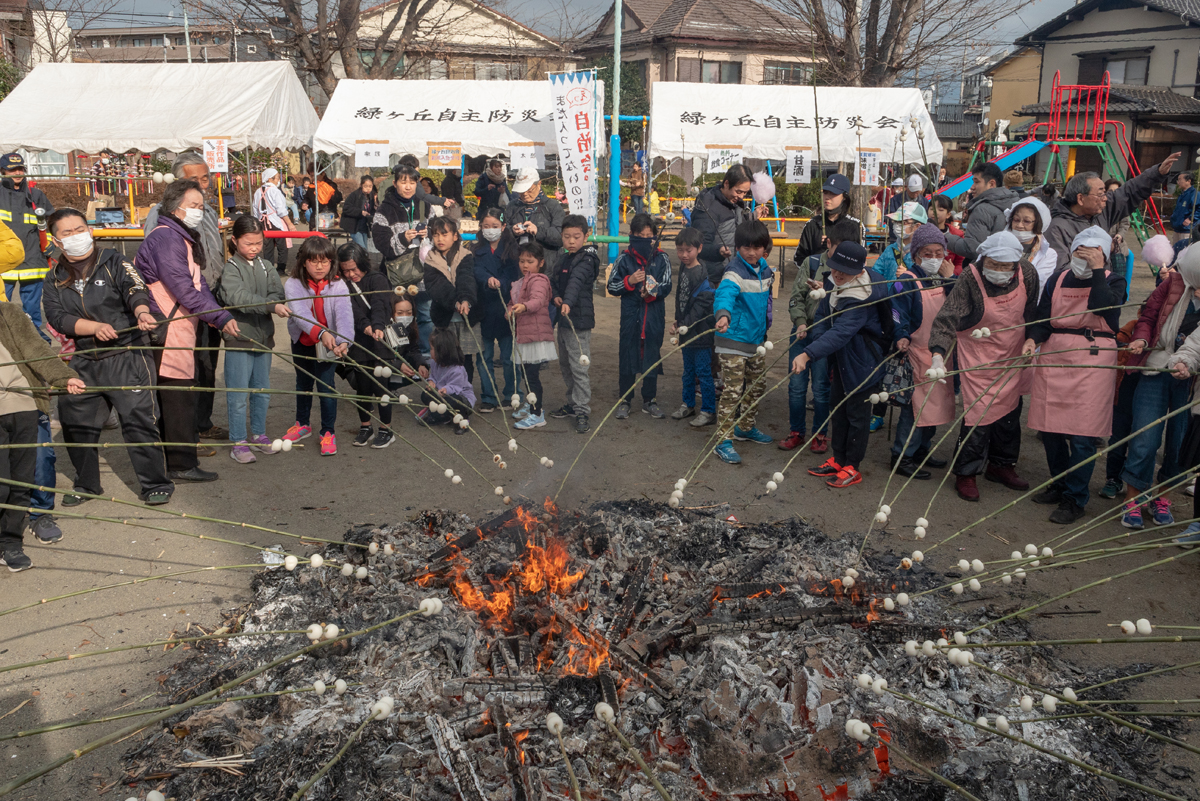 日野の各地でどんど焼き開催