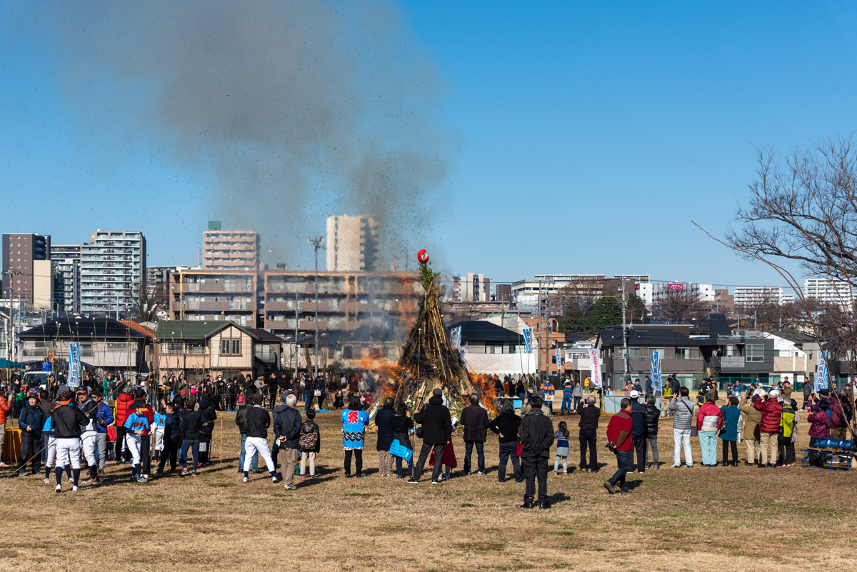 日野の各地でどんど焼き開催