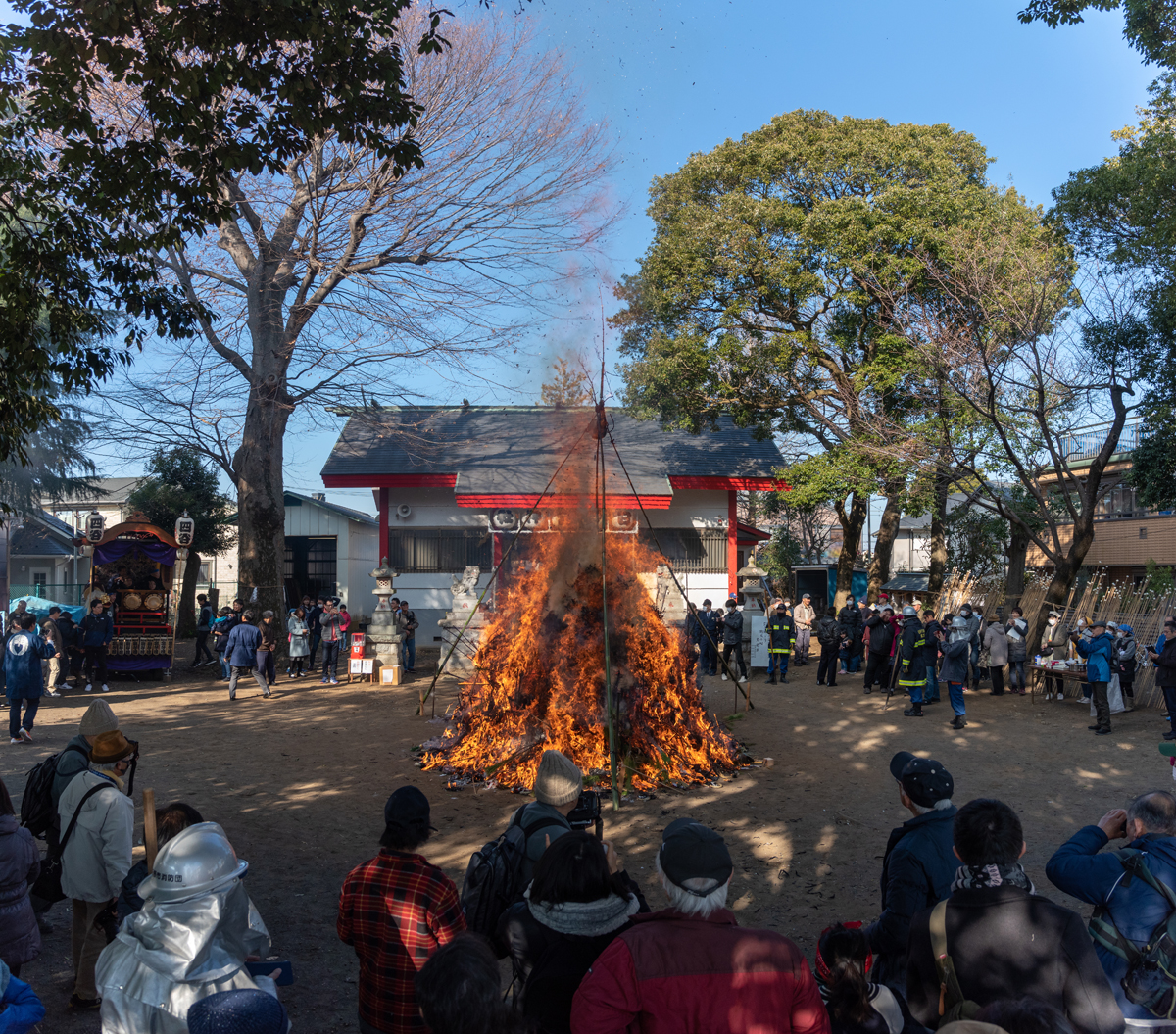 日野の各地でどんど焼き開催