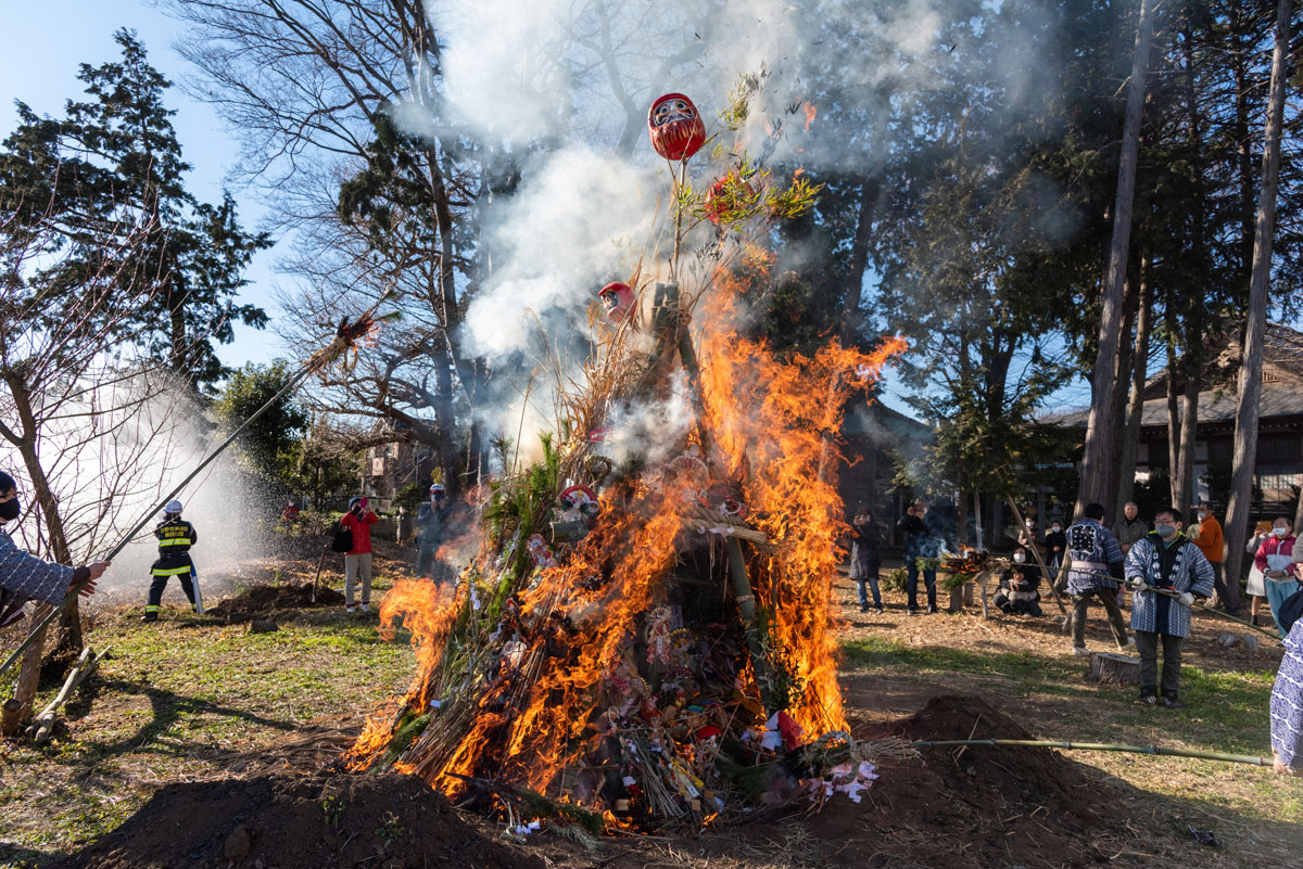 日野の各地でどんど焼き開催