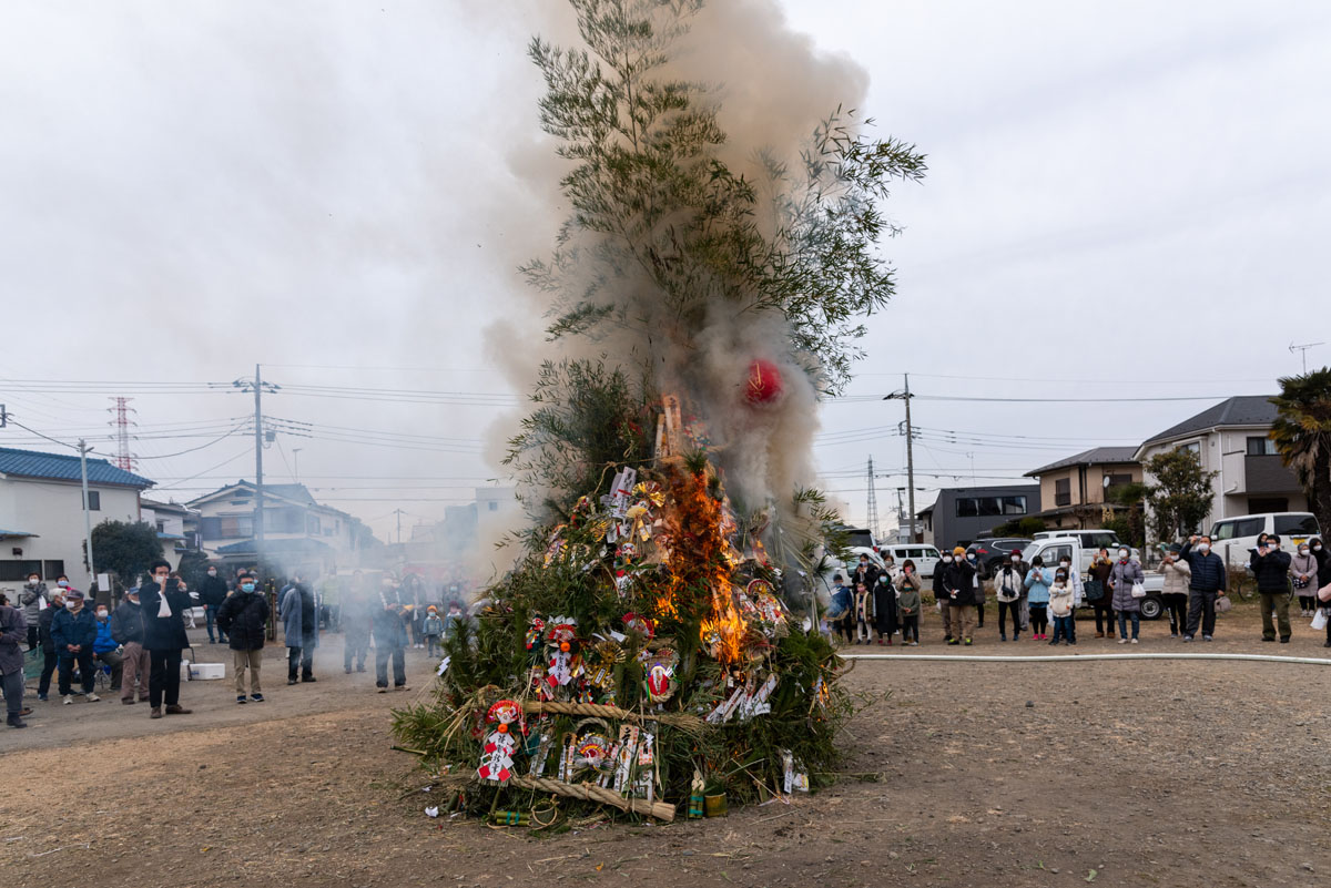 日野の各地でどんど焼き開催