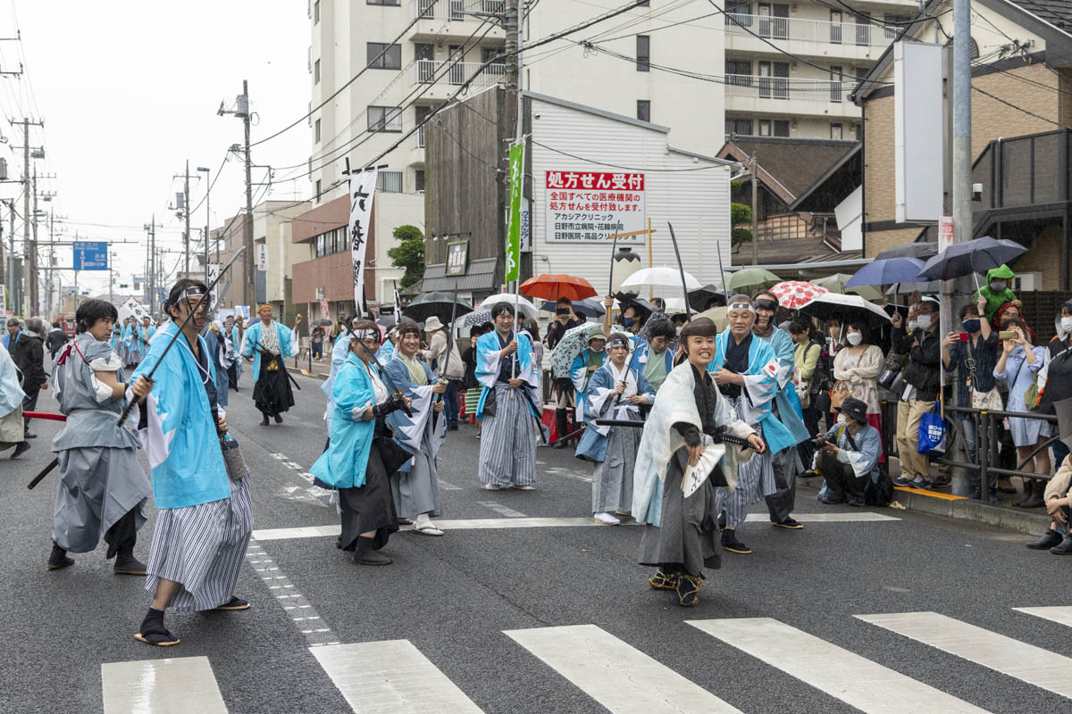 ひの新選組まつり「待たせたな！」、でも、雨には参った、ねっ。