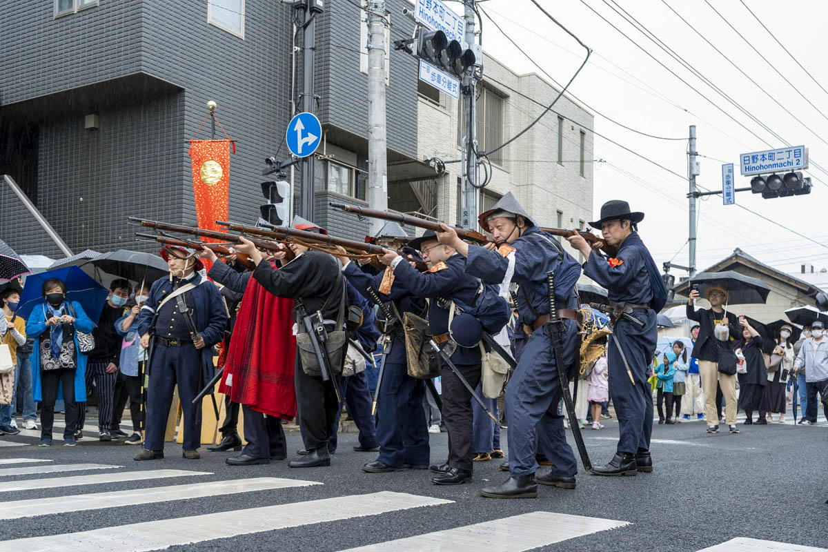 ひの新選組まつり「待たせたな！」、でも、雨には参った、ねっ。