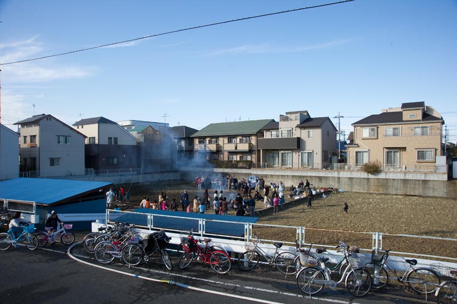 所変われど、どんど焼き